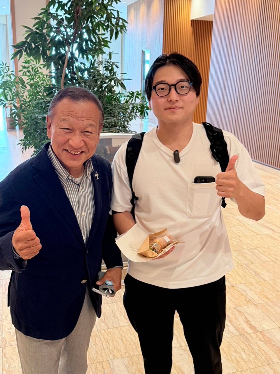 白浜町の大江康弘町長(左)と、株式会社Tip代表取締役 河原将太(右)/記念写真1