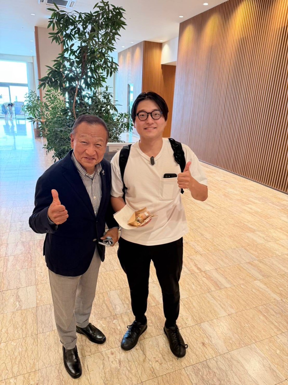 白浜町の大江康弘町長(左)と、株式会社Tip代表取締役 河原将太(右)/記念写真2